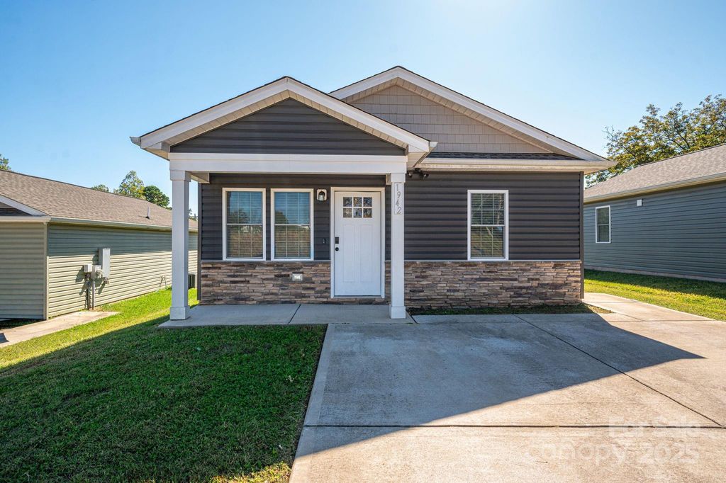 1942 11th Avenue NE, Hickory, NC 28601