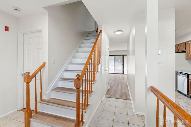 127 Hampton Court, Franklin Twsp, NJ 08873