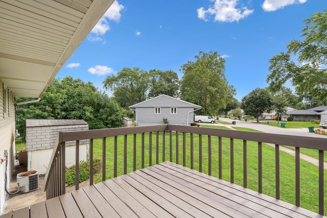 669 White Pine Road, Buffalo Grove, IL 60089