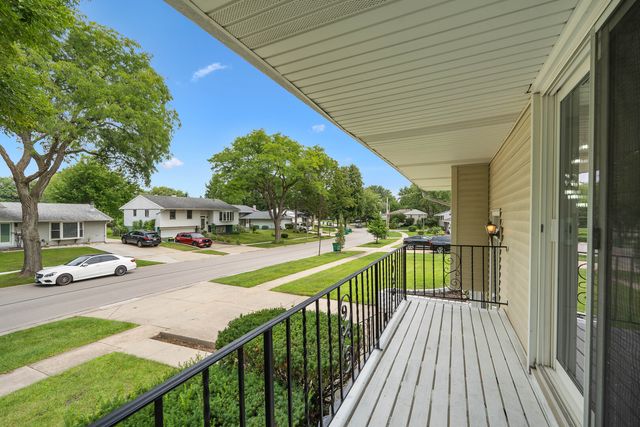 669 White Pine Road, Buffalo Grove, IL 60089