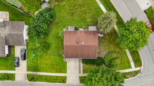 669 White Pine Road, Buffalo Grove, IL 60089