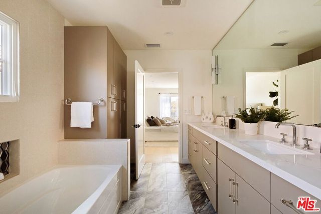 308 S Highland Avenue, Los Angeles, CA 90036