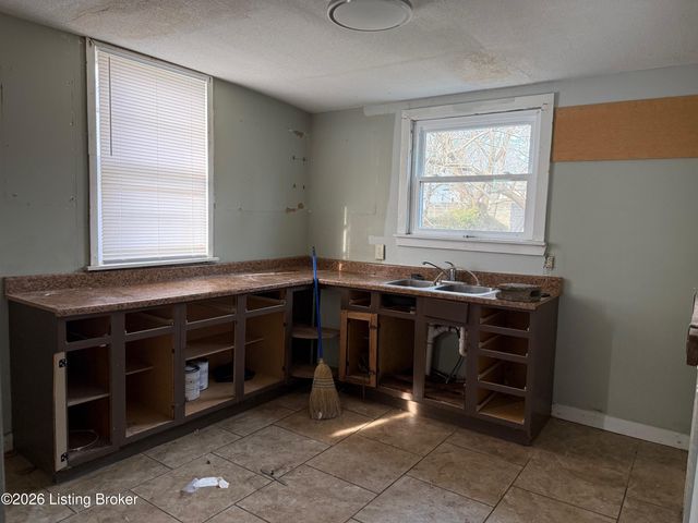 2703 Hale Ave, Louisville, KY 40211