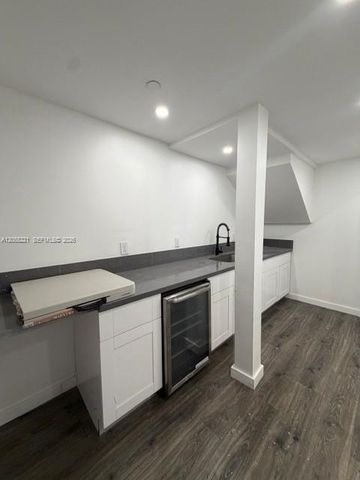 10601 NW 122nd St 20, Medley, FL 33178