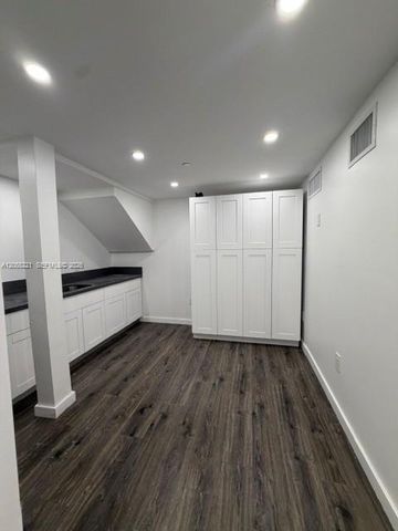 10601 NW 122nd St 20, Medley, FL 33178