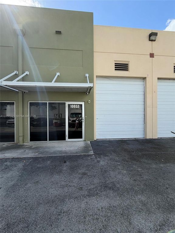10601 NW 122nd St 20, Medley, FL 33178