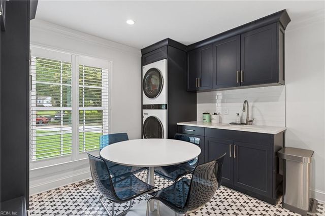 1902 Crestview LNDG, Virginia Beach, VA 23454