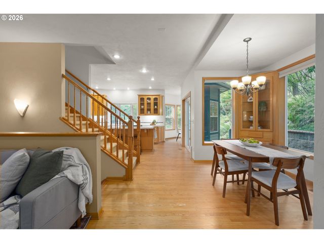 3078 HENDRICKS HILL Dr, Eugene, OR 97403