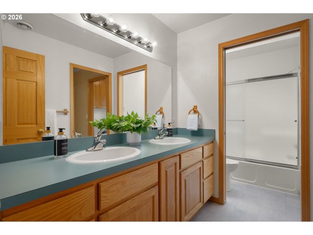 3078 HENDRICKS HILL Dr, Eugene, OR 97403