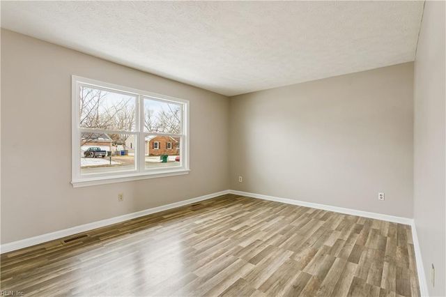 18 Belinda DR, Newport News, VA 23601