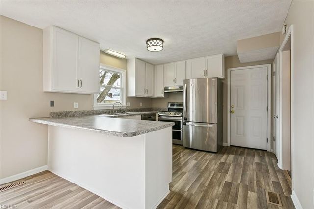 18 Belinda DR, Newport News, VA 23601