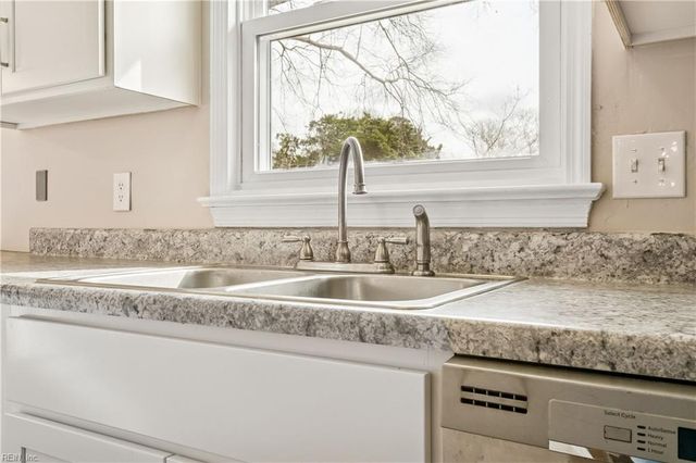 18 Belinda DR, Newport News, VA 23601