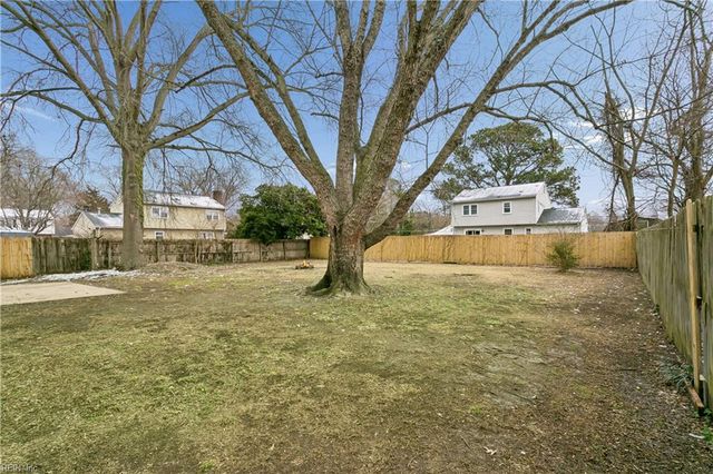 18 Belinda DR, Newport News, VA 23601