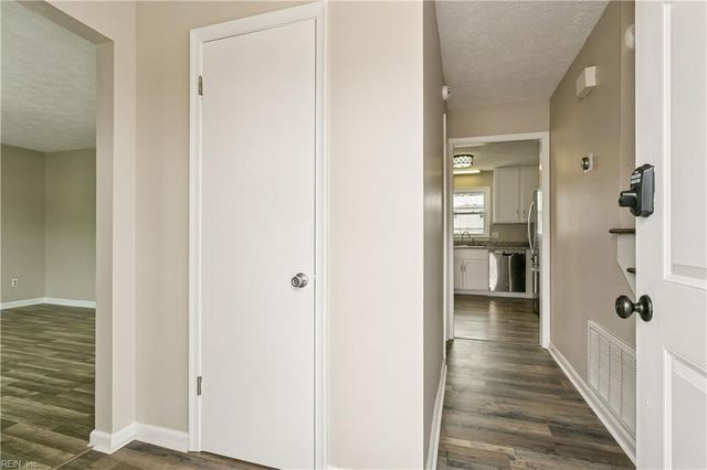 18 Belinda DR, Newport News, VA 23601