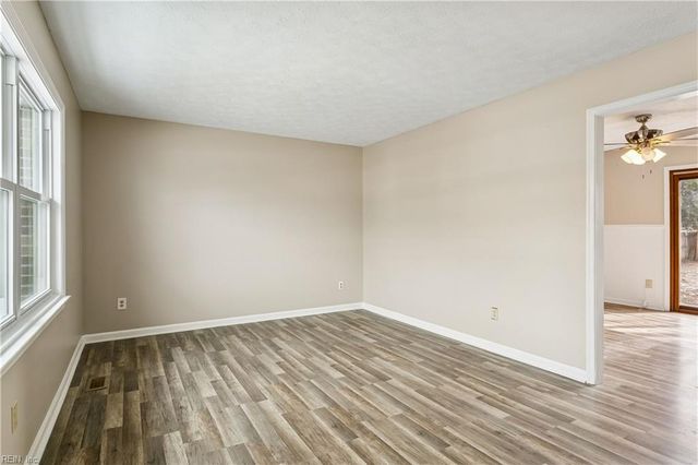 18 Belinda DR, Newport News, VA 23601