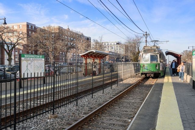 1572 Commonwealth Ave 8, Boston, MA 02135