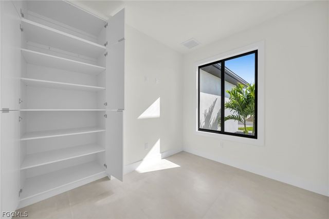 1322 NE 6th PL, Cape Coral, FL 33909