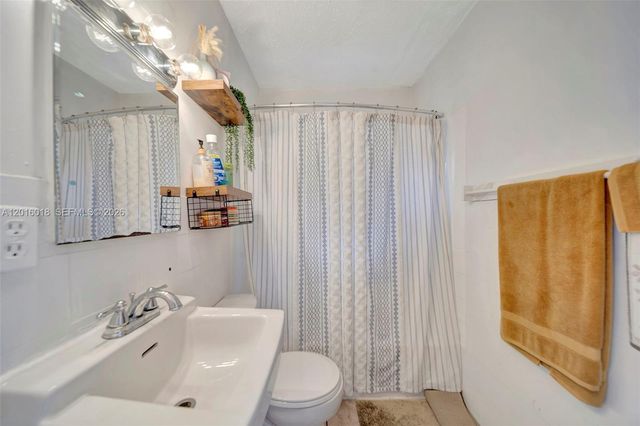 2890 NW 160th St, Miami Gardens, FL 33054