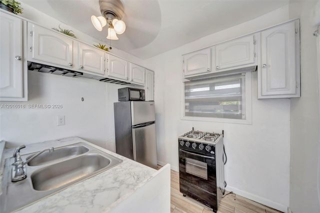 2890 NW 160th St, Miami Gardens, FL 33054