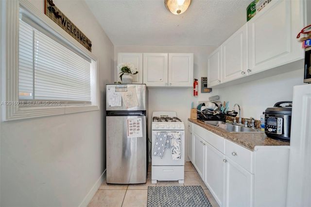 2890 NW 160th St, Miami Gardens, FL 33054
