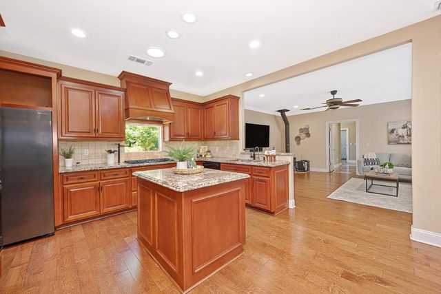19539 Mountain Lion Rd, Grass Valley, CA 95945