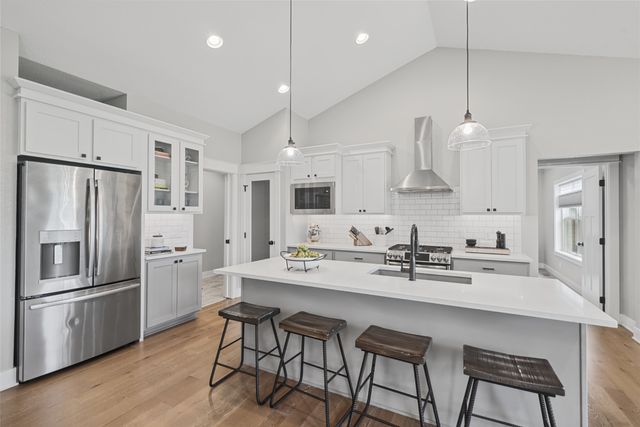 16236 Goldenrod Drive, Urbandale, IA 50323