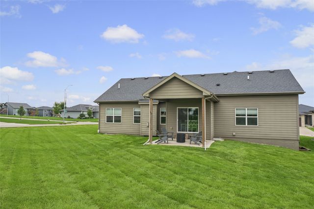 16236 Goldenrod Drive, Urbandale, IA 50323