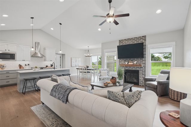 16236 Goldenrod Drive, Urbandale, IA 50323