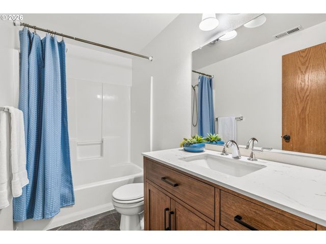 1247 E PIONEER Loop, La Center, WA 98629