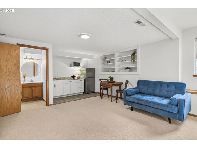 1247 E PIONEER Loop, La Center, WA 98629
