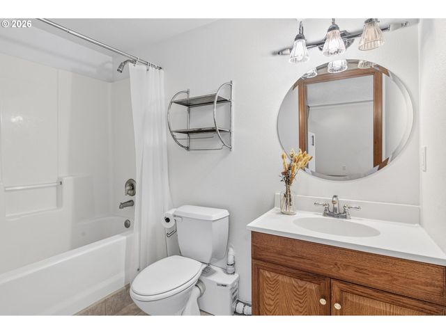 1247 E PIONEER Loop, La Center, WA 98629