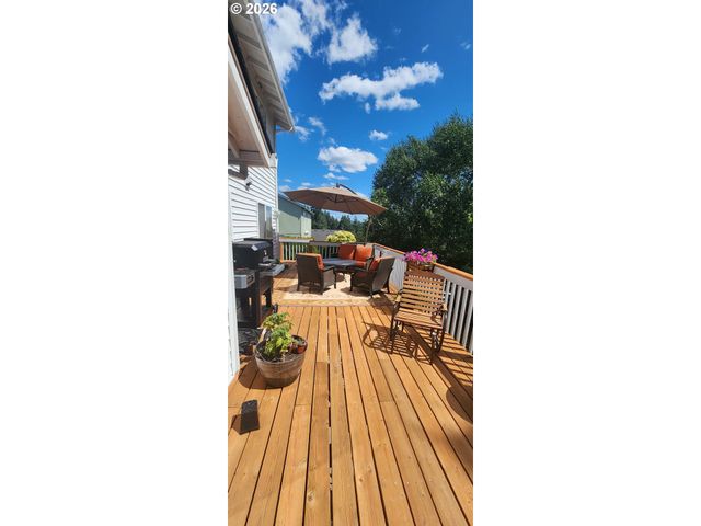 1247 E PIONEER Loop, La Center, WA 98629