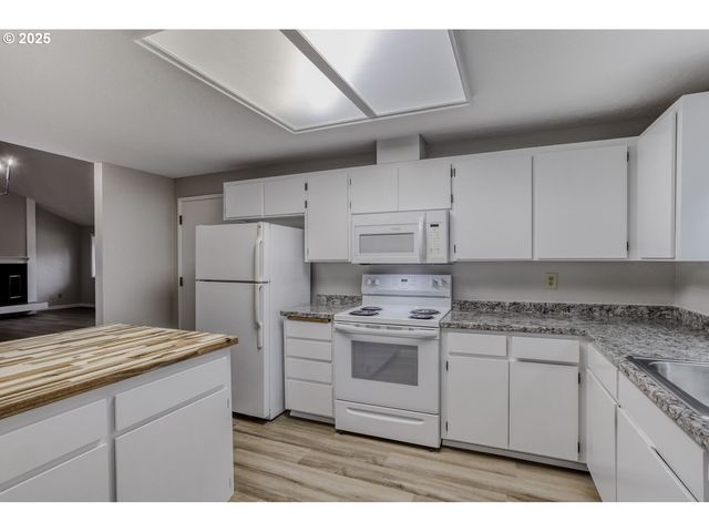 33 ORIOLE Ln, Lake Oswego, OR 97035