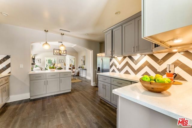 6607 De Longpre Avenue, Los Angeles, CA 90028