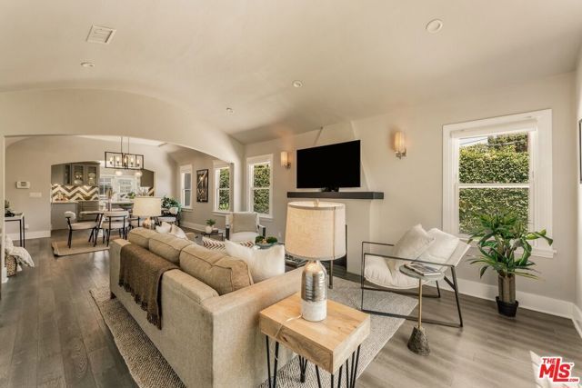 6607 De Longpre Avenue, Los Angeles, CA 90028