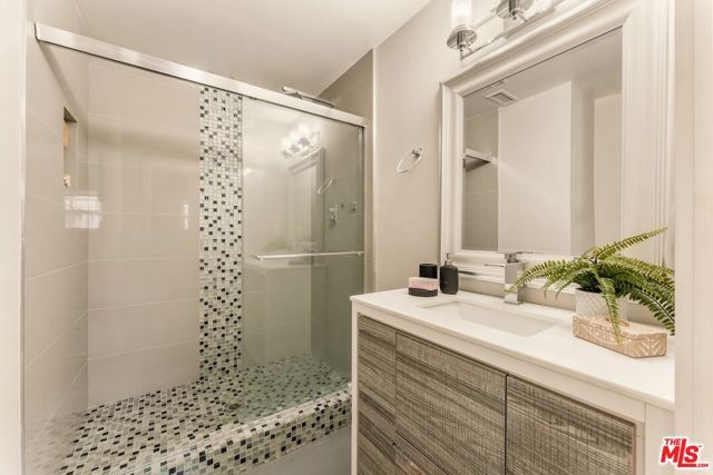 6607 De Longpre Avenue, Los Angeles, CA 90028