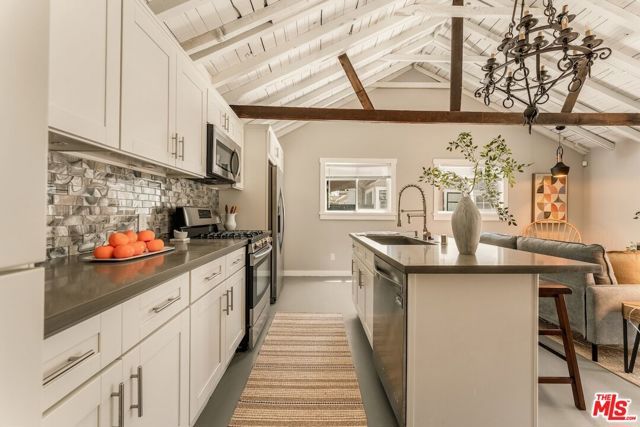 6607 De Longpre Avenue, Los Angeles, CA 90028