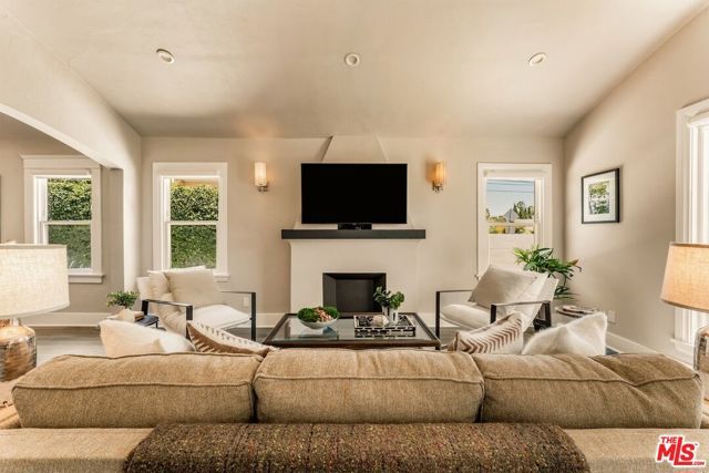 6607 De Longpre Avenue, Los Angeles, CA 90028