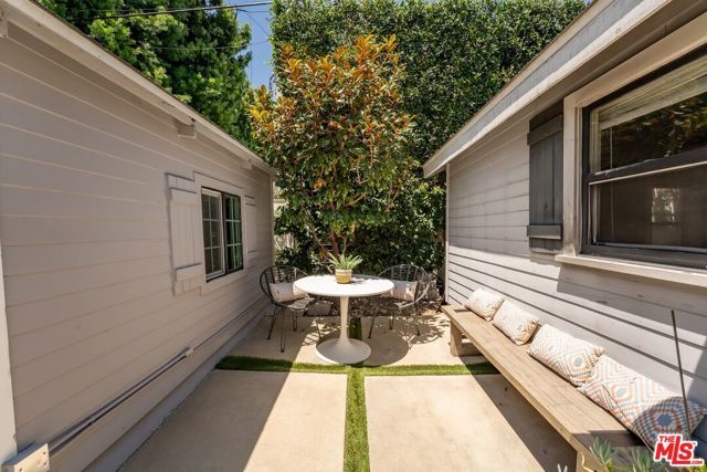 6607 De Longpre Avenue, Los Angeles, CA 90028