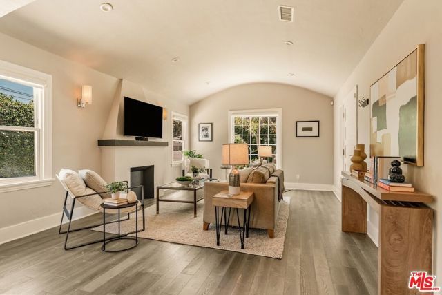 6607 De Longpre Avenue, Los Angeles, CA 90028