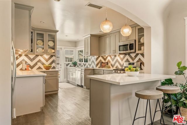 6607 De Longpre Avenue, Los Angeles, CA 90028