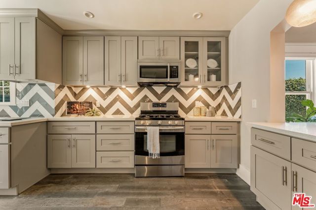 6607 De Longpre Avenue, Los Angeles, CA 90028
