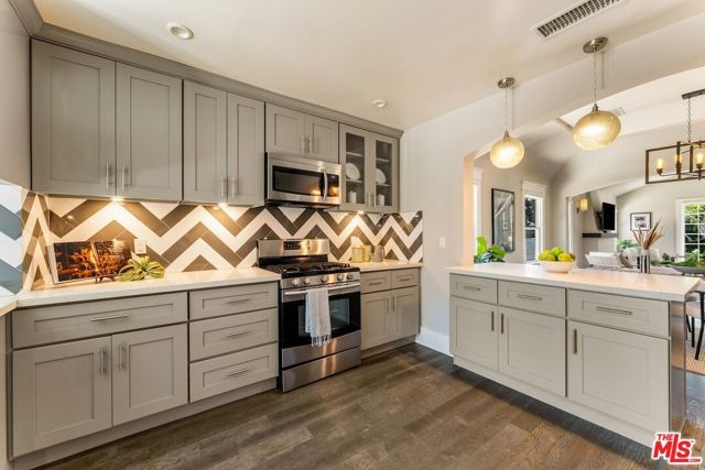 6607 De Longpre Avenue, Los Angeles, CA 90028