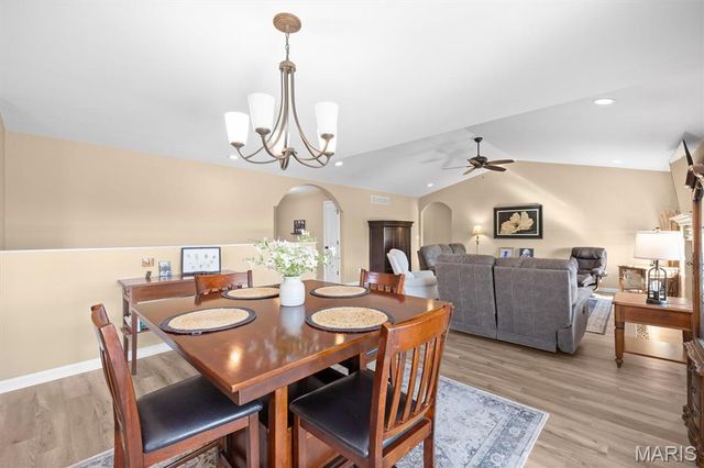 100 Bridgewater Lane, Highland, IL 62249