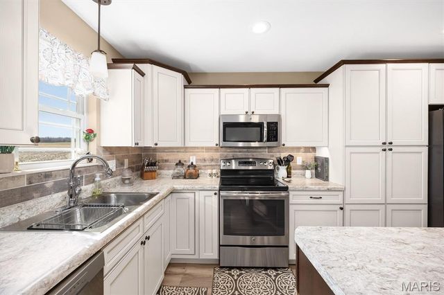 100 Bridgewater Lane, Highland, IL 62249