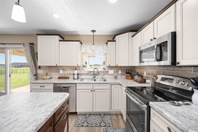 100 Bridgewater Lane, Highland, IL 62249