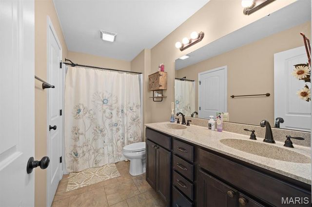 100 Bridgewater Lane, Highland, IL 62249