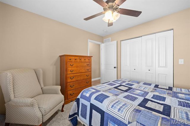 100 Bridgewater Lane, Highland, IL 62249