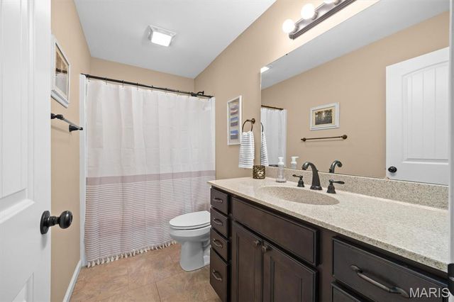 100 Bridgewater Lane, Highland, IL 62249