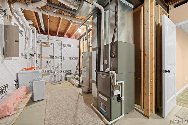 100 Bridgewater Lane, Highland, IL 62249